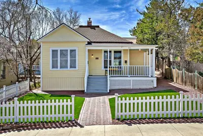 Image de Just over 2 blocks to the Courthouse Square!