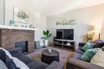 Image de Home Away From Home - Main Street Fun, Remodeled