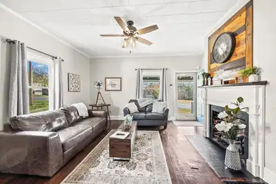 Image de Clayton's 1910, Completely Restored Mill House, business-friendly weekday rtes