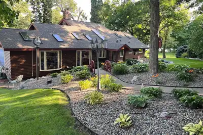 Image de Private cabin with pickleball court and 1000 feet of shoreline on Little Birch.