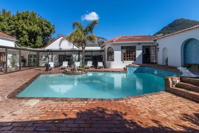 Image de Situated in the tranquil setting of Hout Bay, the Anoud Manor offers convenience