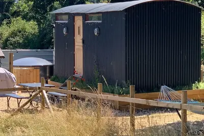 Image de Shepherds Hut with Scandinavian Hot Tub and hydromassager