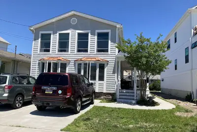 Image de In the center of town, walk to beach, stores, restaurants