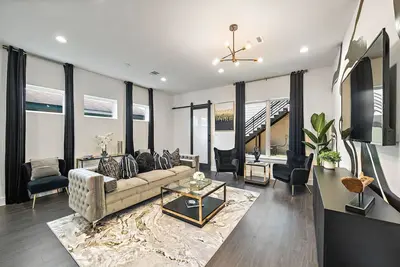 Image de Contemporary Luxe | New 3br Home | Balcony & WiFi