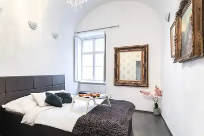 Image de Historical apartment in heart of city w King bed