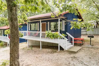 Image de King Cabin | Wooded Retreat 1 Mile to Sdc