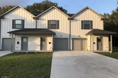 Image de 5 min to The Medical Center. Family sized with private backyard