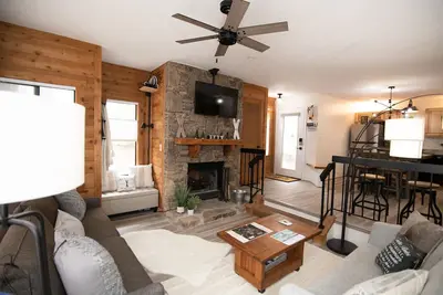 Image de Slope-Side Ski Locker Included With Stay! Cozy condo with shuttle to the slopes!