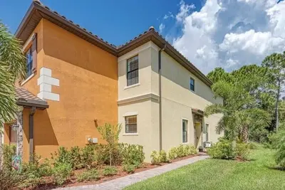 Image de Large Venice townhome plenty of space community pool, 15 minutes from 3 beaches