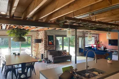 Image de Loft Style Living Close to Redwoods, Bar, Bakery. Perfect for Family's, MBikers.