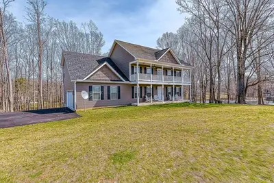 Image de Dog-friendly lakefront home w\/ high-speed WiFi, lake view, firepit, & central Ac