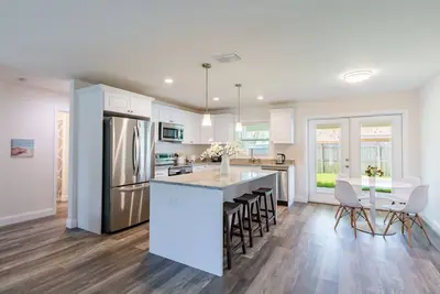 Image de Beautiful new home minutes away from beach