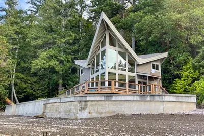 Image de Stunning waterfront property with private beach, amazing views, and huge loft