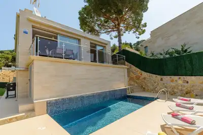 Image de Fiona by Danlux Imvest. . Belle maison avec piscine