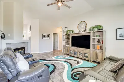 Image de 8 Mi to Dtwn Reno: Cozy Sparks Escape w/ Fireplace