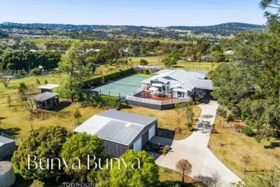 Image de Luxury Estate set over 2 acres  w/ Tennis Court