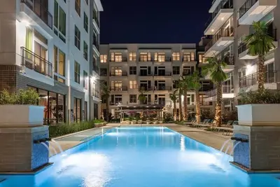 Image de Themed 2bdrm in Art District w\/Resort Style Pool, Gym, Free Parking