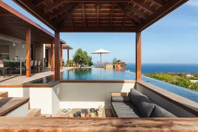 Image de A state of the art 5 bedroom modern villa with wood fixings