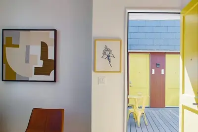 Image de 1-Bedroom Suite: Modern Design, Natural Light, and All the Extras