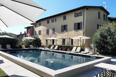 Appartement 'Villa Antica Torre Boccaccio' avec piscine partagée, Wi-Fi et climatisation