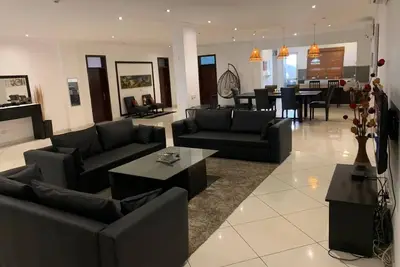 Image de 3 Bed Huge Designer Apartment in the Heart Of the City