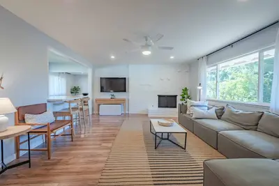 Image de Ranch Perfect for Familes, Close to Downtown, the Lake, the Park & the Beach!