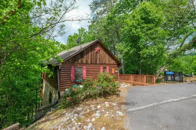 Image de Convenient to Dollywood and Dolly Splash Country Family Cabin Rental- Hot Tub-Swimming Pool Access