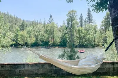 Image de Eagle's Nest Cottage. Spacious 2 Br river retreat on the Rogue River. Enjoy ping-pong, Bbq, board games, and fishing. Remote work enabled with high-speed WiFi. Unplug and unwind!