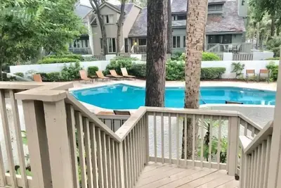 Image de Upgraded & spacious 3-Bdrm Villa w\/ private deck in the heart of Harbour Town