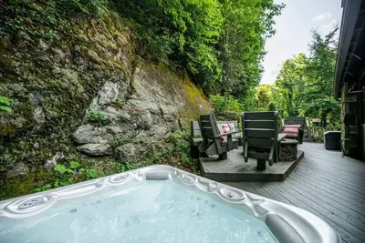 Image de Beautiful view with firepit and hot tub. Only 7 minutes to Cashiers and Glenville!