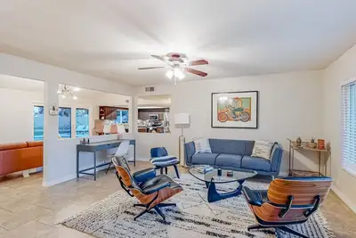 Designer desert oasis with private pool & outdoor kitchen - easy walk to dining