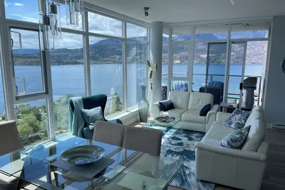 Image de Kelowna Lakeview 2bdbr Condo Downtown--Beach across the street!