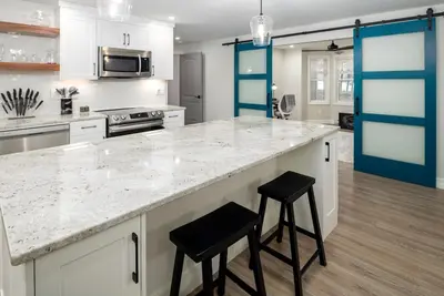 Image de Lakefront King bed w/ lux hot tub.