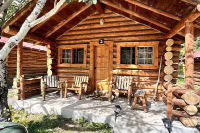Image de Comfy cabin is situated on the Silver Gate property which overlooks 10, 000ft tall mountain peaks surrounding the town.