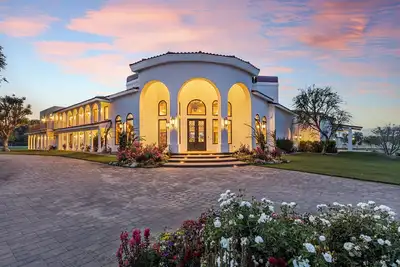 Drop-dead gorgeous villa-all amenities-13 bedrooms!