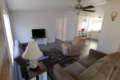 Image de 3/2 Quiet neighborhood, just outside of Town