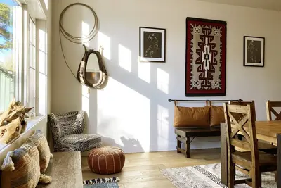 Image de In Town Beautiful Private Getaway, Gym and Hot Tub, Walk to Downtown