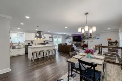 Image de Spacious home with King bed - mins to Stadiums