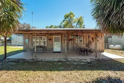 Image de Cypress Cottage in the heart of Steinhatchee! Fenced in yard!