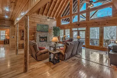 Image de Bearfoot Lodge - Pet Friendly | Hot Tub | River front | Pool Table | Shuffleboard