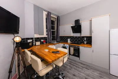 Image de Super Central 4 Bedroom apartment near Carlton Hill