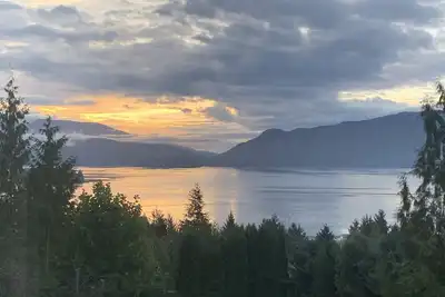 Image de Oasis with Hot Tub Overlooking the Salish Sea