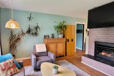 Image de Full House with Hot Tub and Private Yard close to parks and downtown.