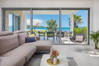 Image de Luxury Design Beach Front Apartment - Three Bedroom Apartment with Sea View