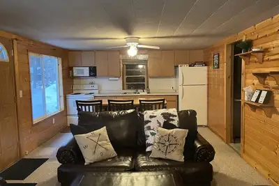 Image de Cozy Getaway by Crooked Lake. Steps to the boat launch