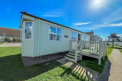 Image de 6 berth caravan with decking at Naze Marine Holiday Park ref 17071p
