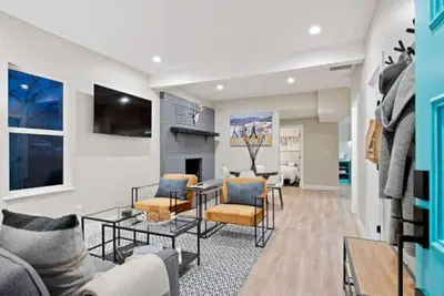 Image de SuperChic Farmhouse*Old Town Arvada*LightRail*Dogs