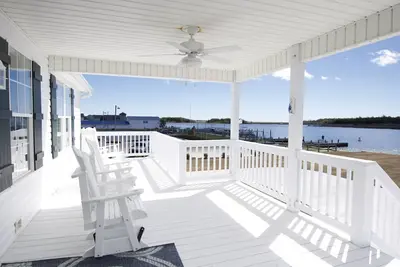 Image de Enjoy a 3-bedroom waterfront vacation home just 10 minutes from Emerald Isle