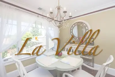Image de La Villa upscale getaway, private deck w fire pit