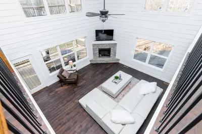 Image de Luxury Nolin Lakefront Getaway ~ Hot Tub • Fire Pit • Deck • Family-Friendly